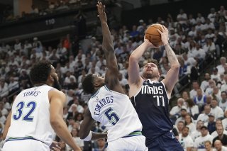 Luka Doncic (à droite) a inscrit 33 points pour permettre aux Mavs d'enlever l'acte I. KEYSTONE/AP/Abbie Parr